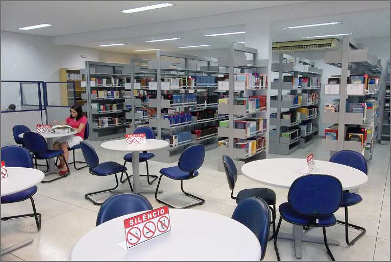 Biblioteca com 252 m², grande acervo de livros, área de estudos e computadores para alunos e visitantes.