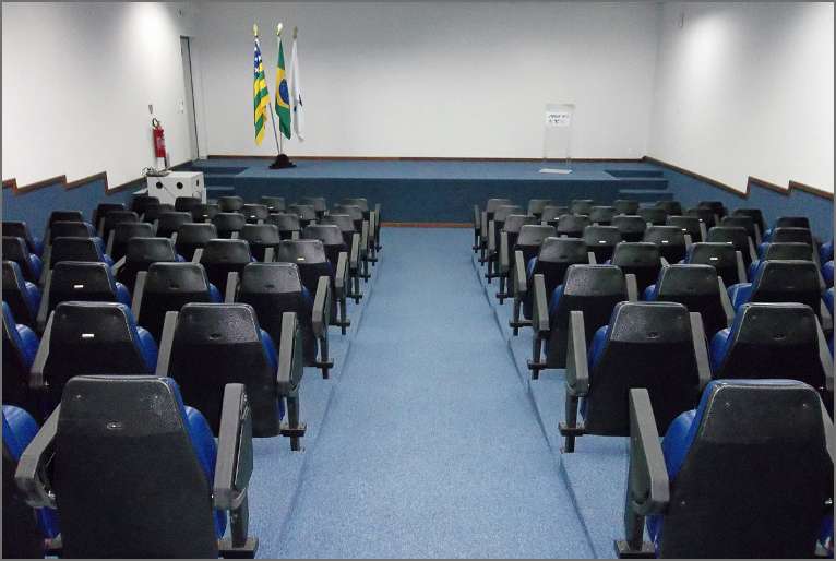 Auditório com capacidade para 130 pessoas e sistema de transmissão para um auditório anexo.